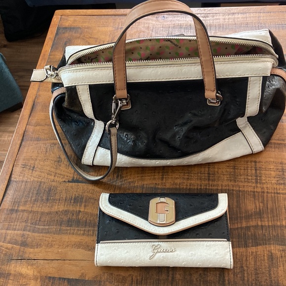 Guess Bag and matching wallet - Picture 3 of 7
